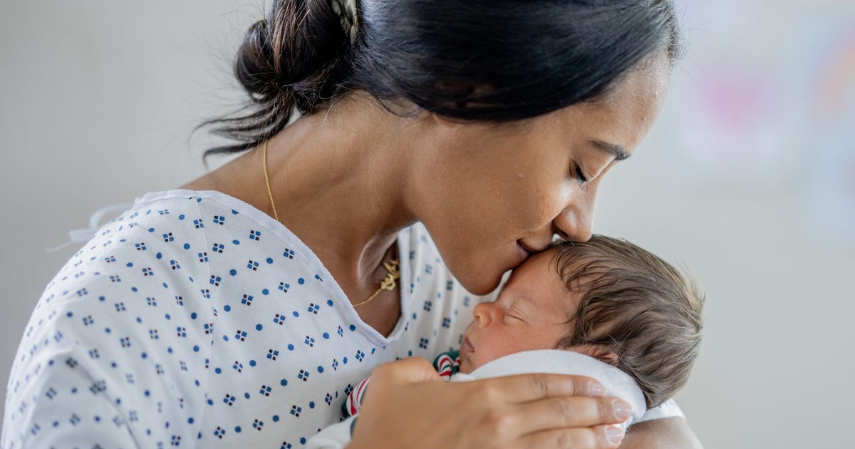 Registro civil de nacimiento, acta y partida de nacimiento: madre con su bebé recién nacido