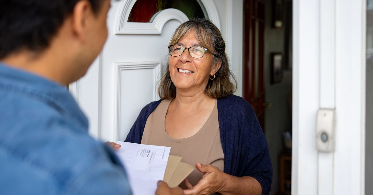 Registro civil colombiano desde el exterior: mujer recibiendo en su casa el sobre con la copia